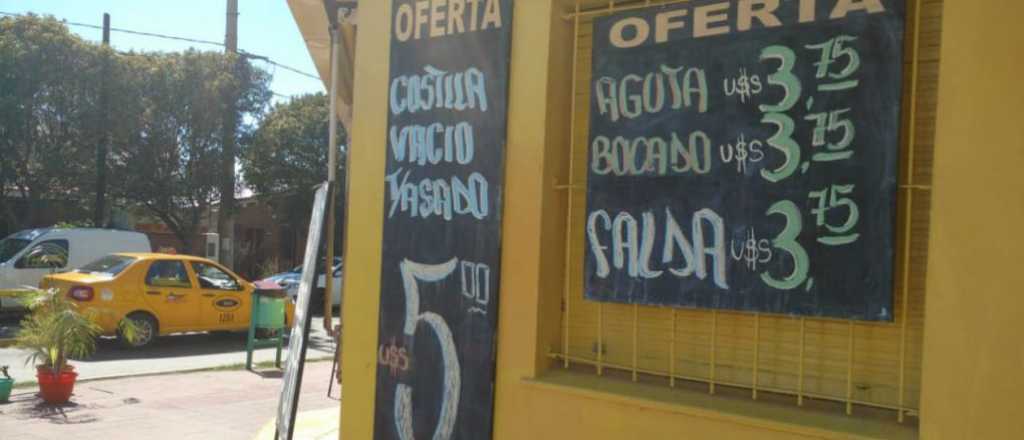 Una carnicería de Córdoba exhibe los precios en dólares