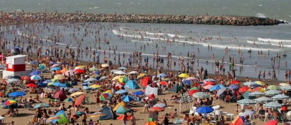 Mar del Plata presentó un protocolo: ¿Barbijos en la playa sí o no?