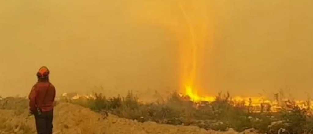 Video: un tornado de fuego "devoró" la manguera de los bomberos