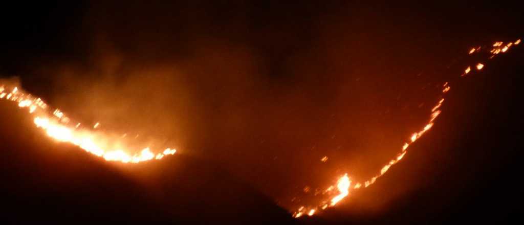 Sigue el incendio en el Cerro Arco: preocupación por las llamas