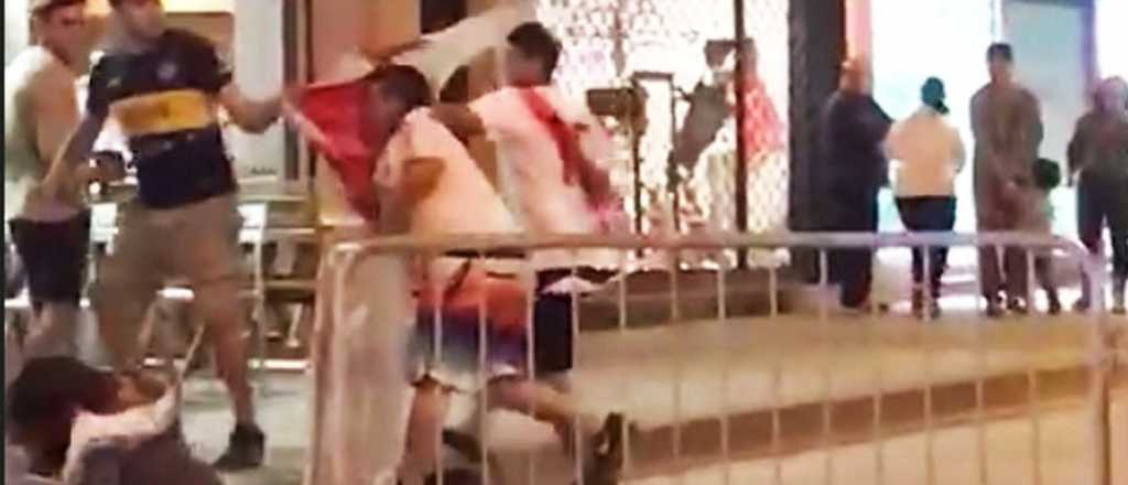 Cl&aacute;sica violencia: un hincha de River le peg&oacute; a una mujer y le rob&oacute; una bandera