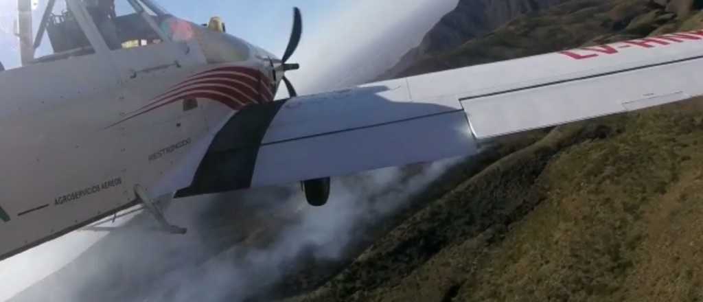 Con aviones combaten el fuego en el Cerro Gateado