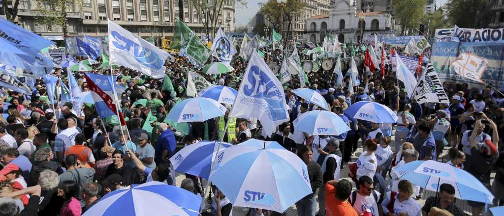 Masivo acto en Plaza de Mayo contra el gobierno de Macri