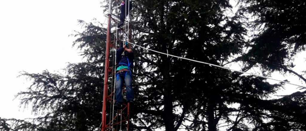 Rescataron a un hombre que subió a una antena para suicidarse