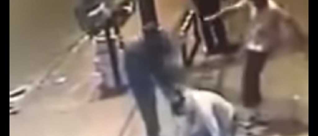 Video: asesinan a un hombre tirándolo debajo de un micro en movimiento
