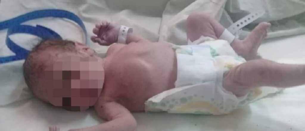 Cuatro policías reanimaron a un bebé abandonado