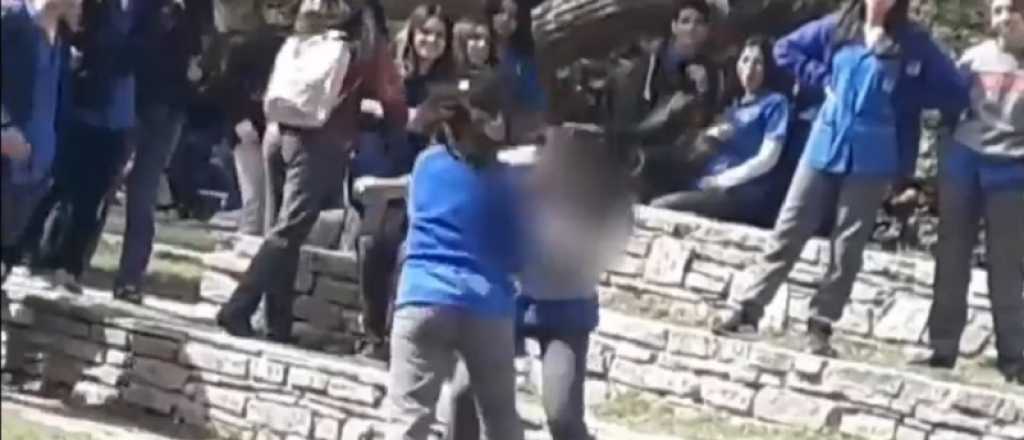 Video: brutal pelea entre dos alumnas en una plaza de San Juan