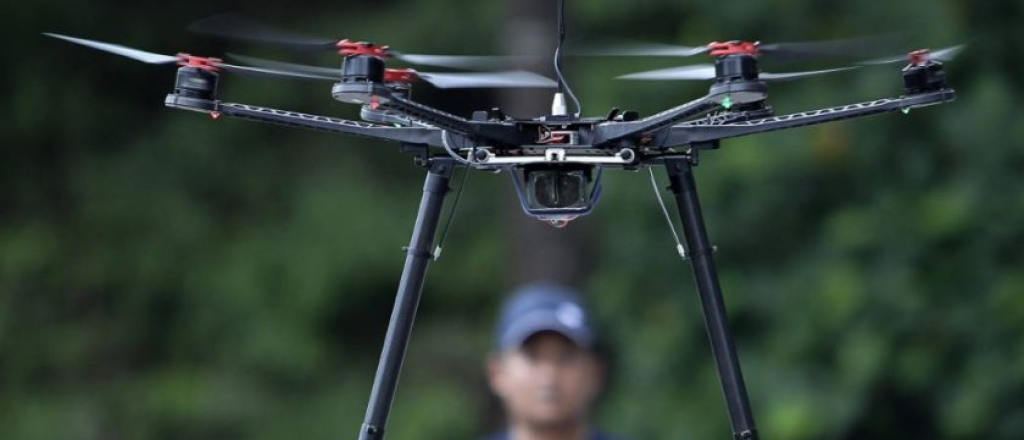 Video: hizo una toma aérea con su dron y se lo estampó a una mujer