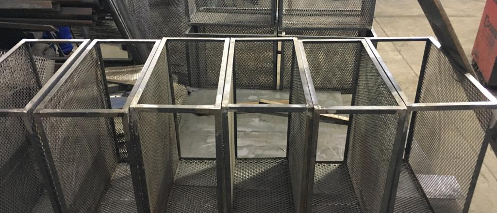 Bancos y cestos de basura hechos por internos fueron colocados en el Parque