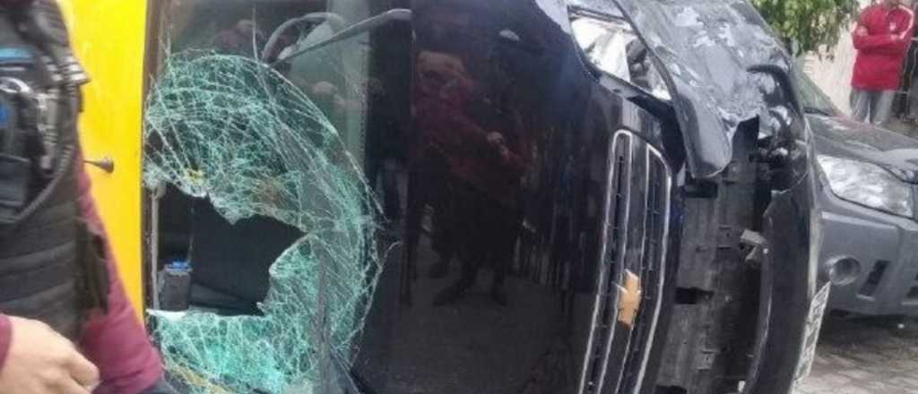 Video: rob&oacute; un taxi, volc&oacute; y el due&ntilde;o del auto lo alcanz&oacute;