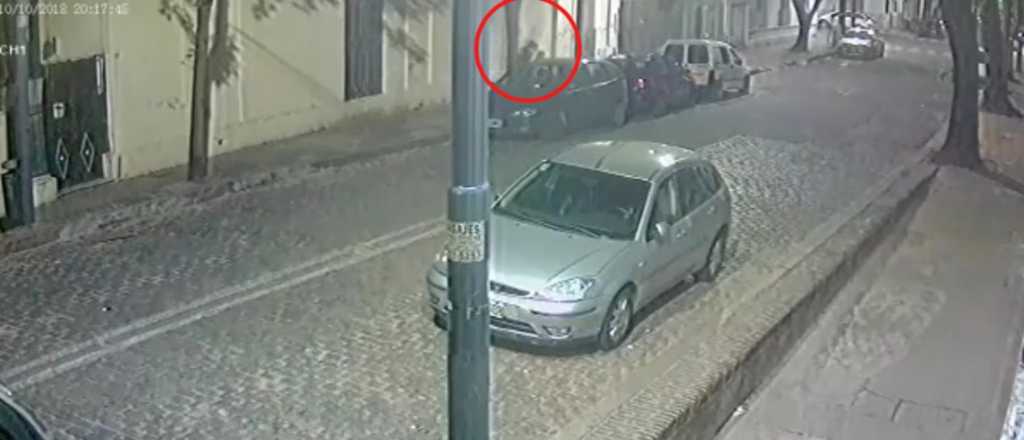 Video: el momento en que la mujer mató a su hija en plena calle