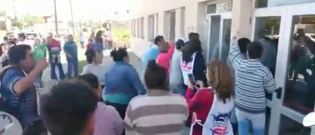 Video: sindicalistas intentaron agredir a María Eugenia Vidal