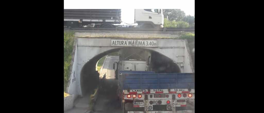 Un camión quedó atorado en el túnel del Shopping
