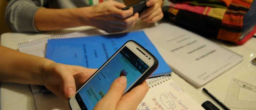 Los alumnos mendocinos ya pueden usar los celulares en el aula