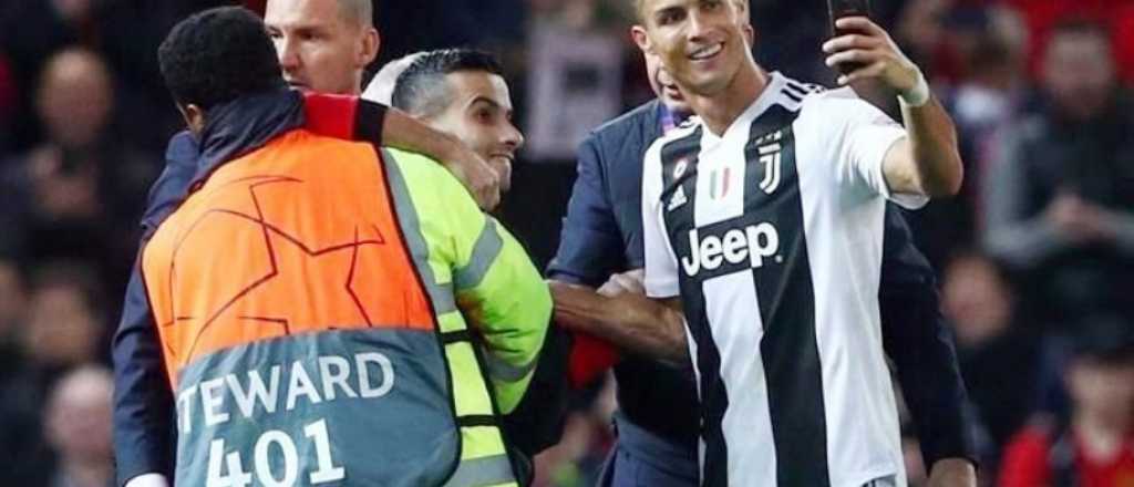 Cristiano Ronaldo se sacó una selfie con un hincha que invadió la cancha