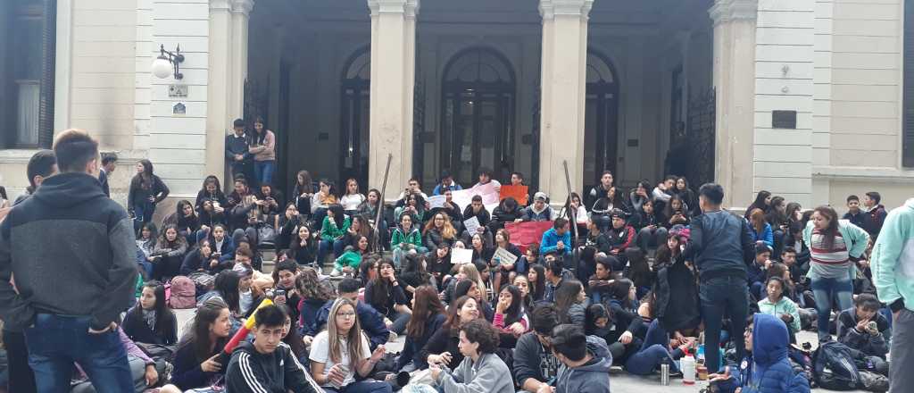 "Sentada" en el Agustín Álvarez porque habrían tratado de "villeros" a alumnos