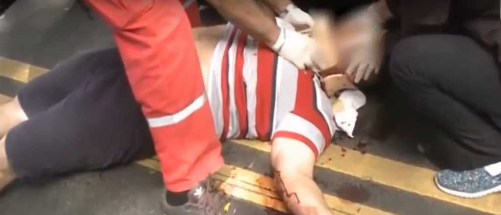 Video: un limpiavidrios acuchilló a un automovilista para robarle