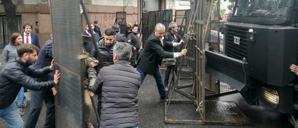 Video: diputados K impidieron el avance de un cami&oacute;n hidrante