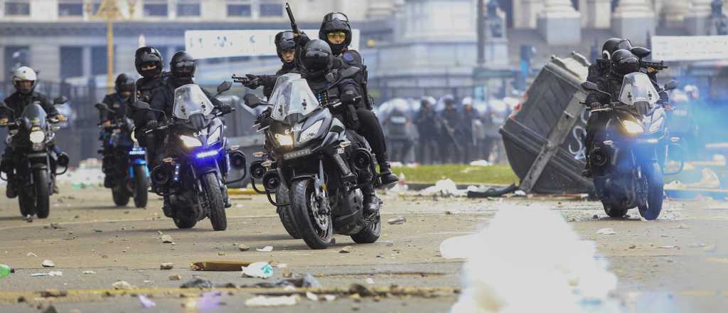 Enfrentamientos entre policías y manifestantes afuera del Congreso