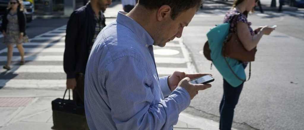 El 40% de los peatones cruza la calle mirando el celular