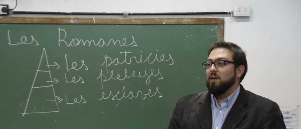 Un profesor cordobés da clases usando lenguaje inclusivo