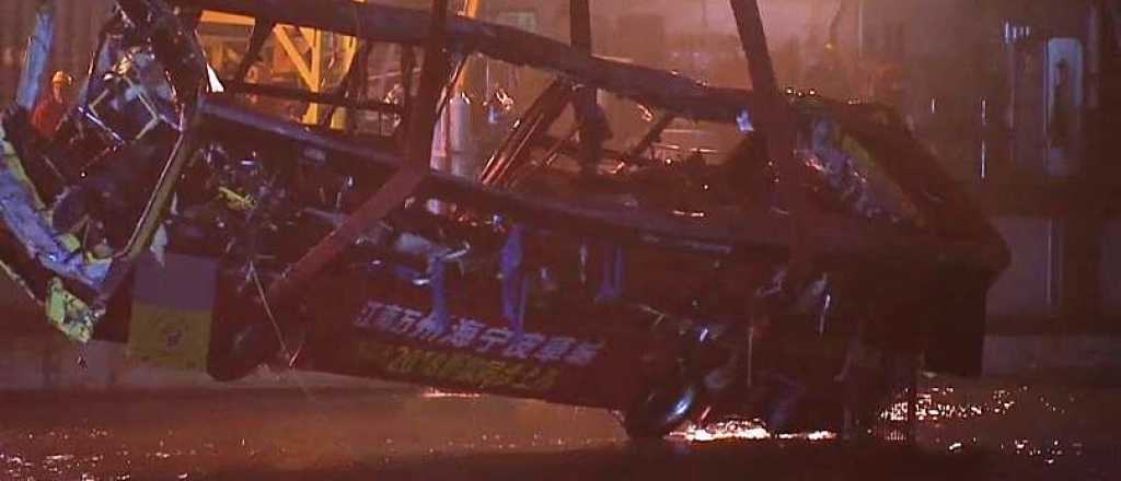Por una pelea cayó al agua un micro y murieron 13 personas