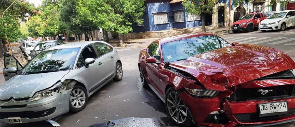 Video: un chileno pasó en rojo y destrozó su Mustang en Mendoza