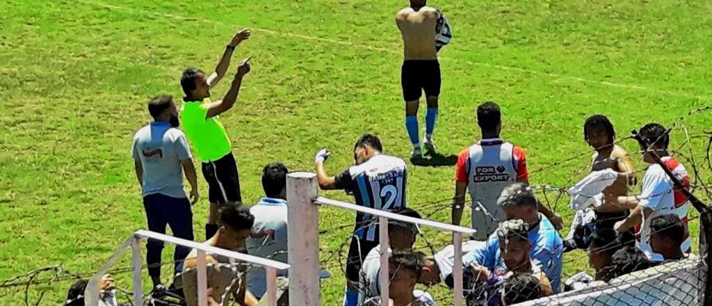 Un &aacute;rbitro pidi&oacute; que un equipo cambiara su camiseta en medio del partido