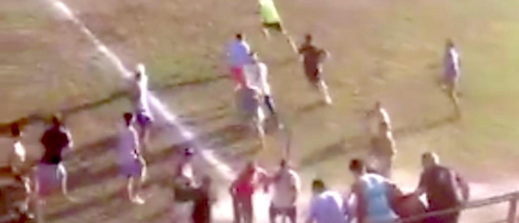 Violencia en el fútbol local: hinchas invadieron la cancha y agredieron a todos