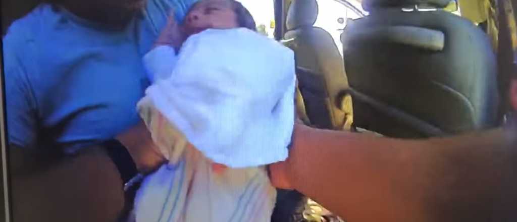 Video: dramático momento en que un bebé no respira y un policía le salva la vida