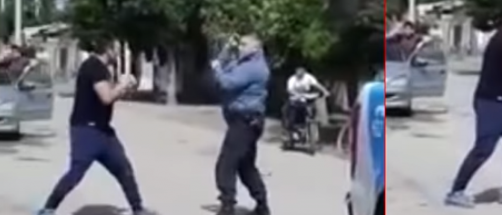 Video: un policía y un hombre "se boxearon" en plena calle