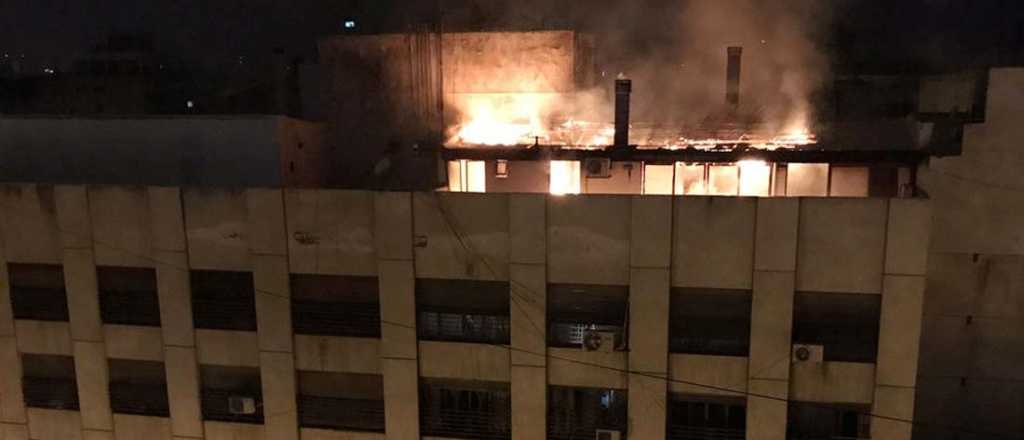 Video: terrible incendio en un edificio en medio de la Peatonal
