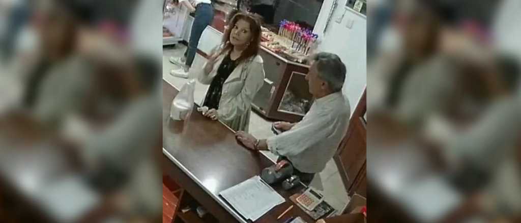 Video: así robó alfajores una mujer que fue con su pareja a tomar helado