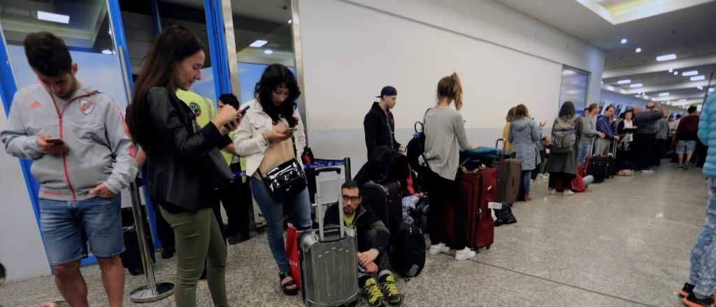 El paro de pilotos afectará a unos 3.000 pasajeros en Mendoza