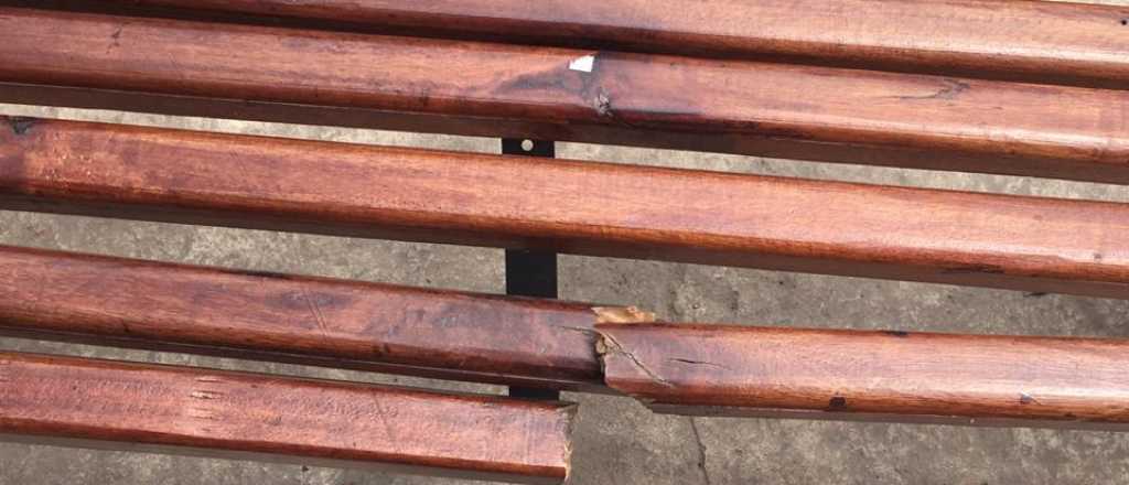 Seguimos sin aprender: bancos rotos en el Parque General San Mart&iacute;n