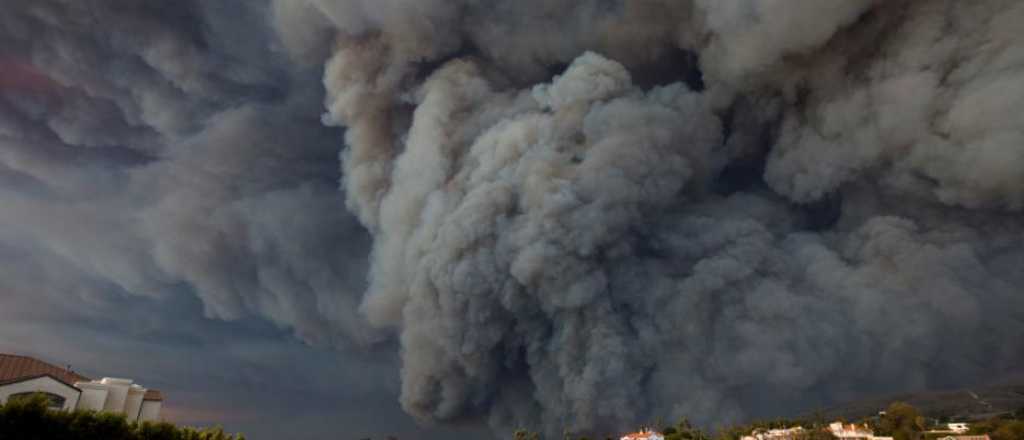 Incendios en California: al menos 25 muertos y 300 mil evacuados