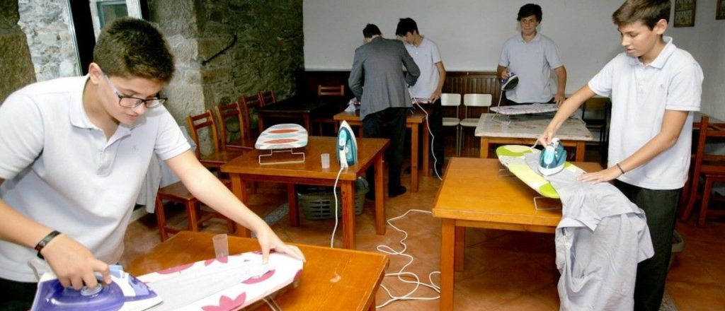 Colegio español enseña a planchar y cocinar a sus alumnos varones