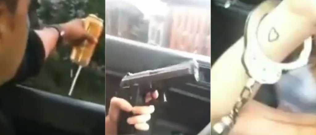 Video: un policía maneja tomando cerveza y esposando a una chica