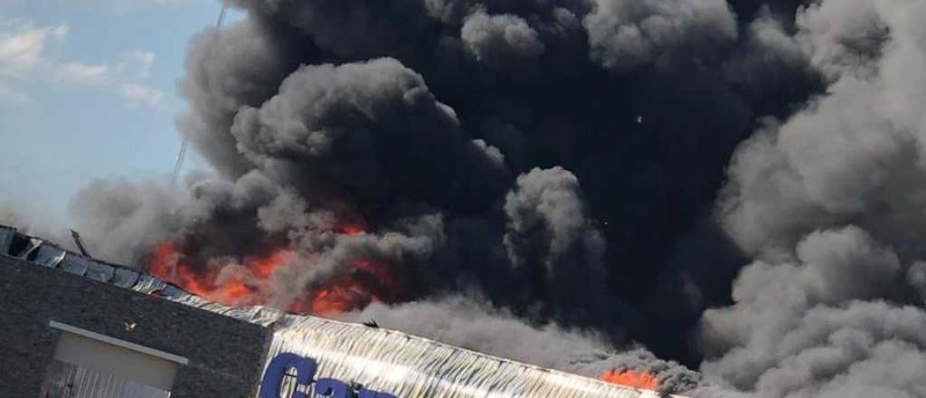 Videos: incendio en un Carrefour de Buenos Aires