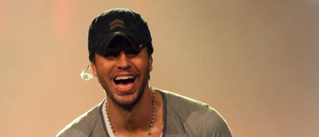 Enrique Iglesias manose&oacute; a una fan arriba del escenario