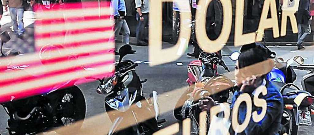 Mercados nerviosos: a cu&aacute;nto cotiza el d&oacute;lar blue en Mendoza