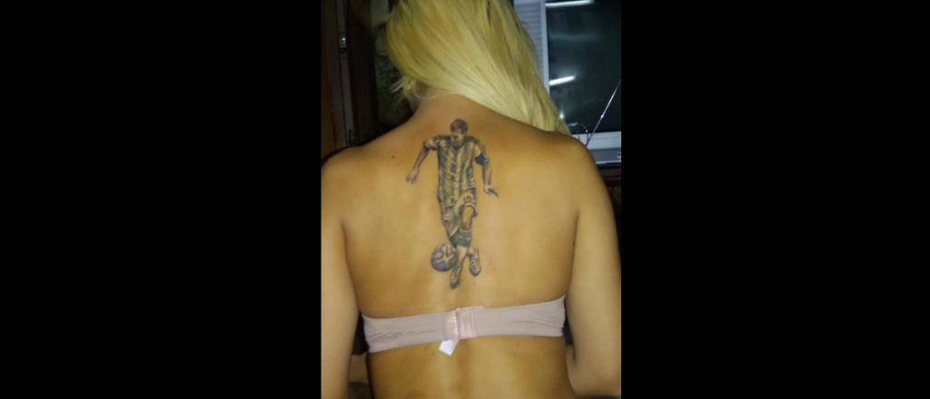 Locura por Messi: se tatu&oacute; a la Pulga en la espalda
