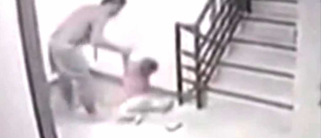 Video: un hombre mató a golpes a su hijastro de 2 años