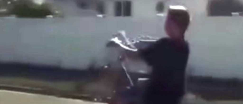 Video: iba en bicicleta, hizo un gesto obseno y el karma se encargó de él