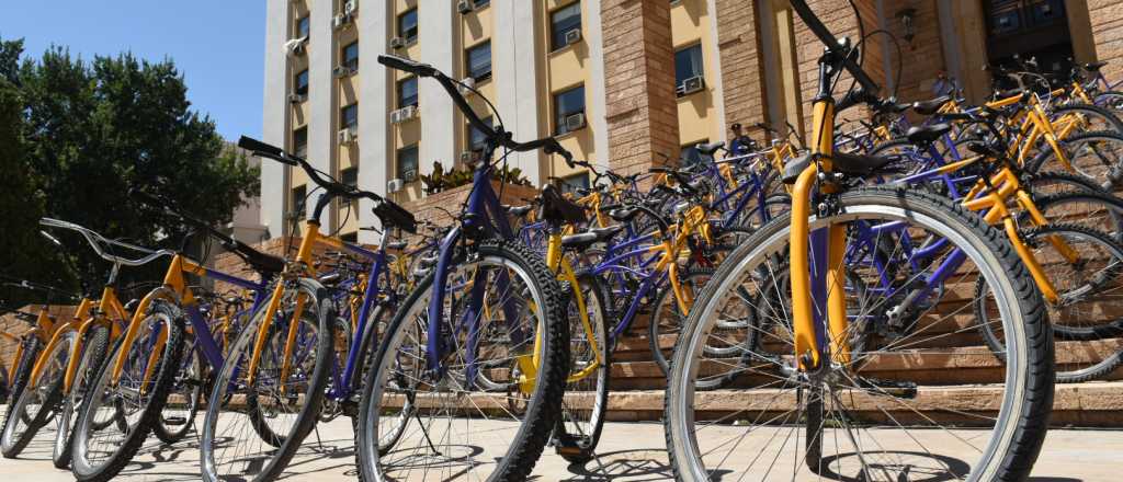 Entregaron 110 bicicletas recuperadas del delito a alumnos de escuelas rurales 