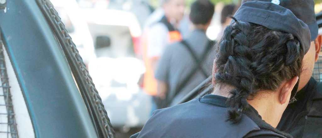 Golpearon y le robaron el arma a una policía en Godoy Cruz