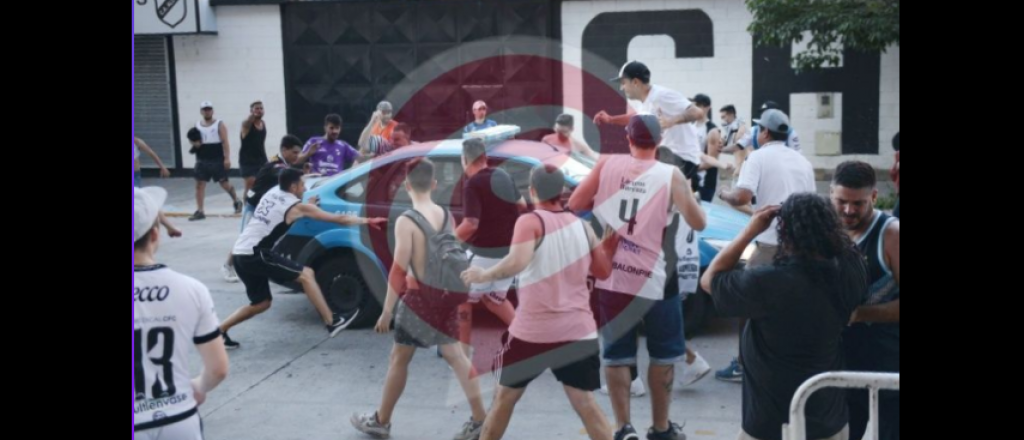 Video: hinchas se enfrentaron con la Policía con palos y piedras