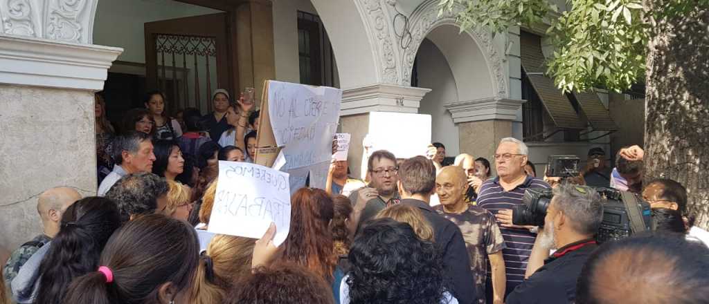 Trabajadores de la Sociedad Española se resisten al cierre del edificio 