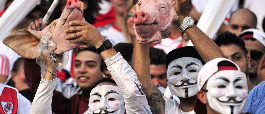 Video: as&iacute; molieron a golpes a un chancho con la camiseta de Boca