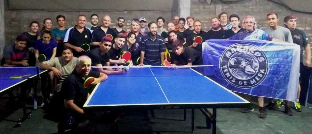 Único en Mendoza: se jugó un torneo de tenis de mesa en la oscuridad